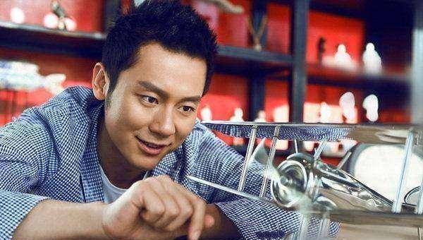 中秋节男扮女装,和王晓晨一起开心合影_照片_处理_样子