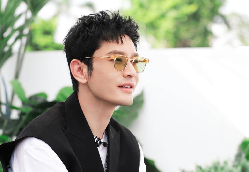 黄晓明线下录节目,户外换衣服超接地气,生图颜值吊打圈内小鲜肉_明星