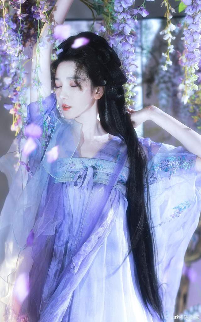 陈小纭晒生日古装照,翩跹起舞,仙女范十足!_作为一个_时候_姐姐