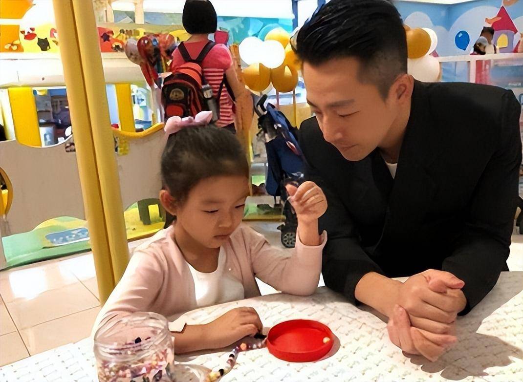 汪小菲晒女儿近照,大腿淤青,身材部凸起明显,大s被批当妈不称职_孩子