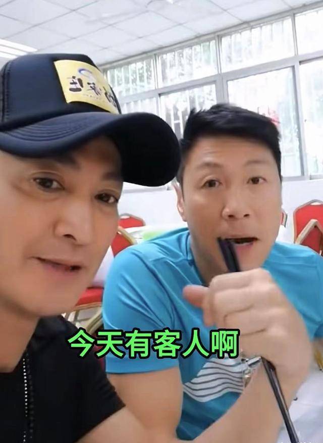 另外,何家劲还邀请了邹兆龙,两人同框的画面引来了不少人的回忆杀.