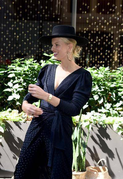 维密天使kk最近戴礼帽蛮帅气的,但怎么会勾起我心中的很多回忆呢_造型