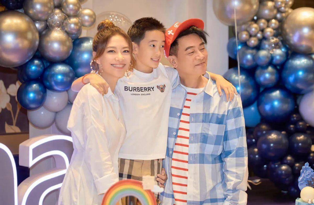 陈小春办55岁生日派对,穿格纹衫戴棒球帽,比大6岁岳父更显年轻_衬衫