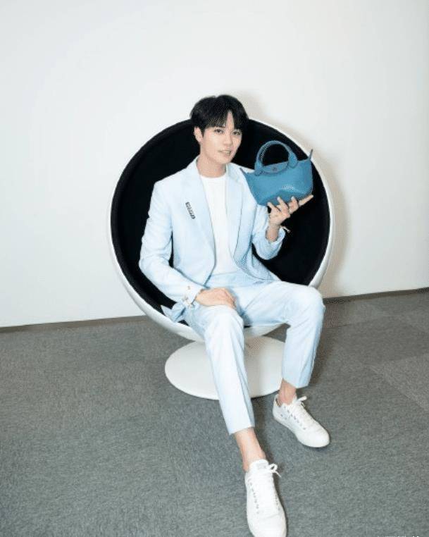 林彦俊自带发光体?