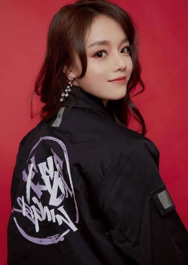 黄霄云17岁登上《中国好声音》舞台,23岁成为最年轻的导师_吊顶