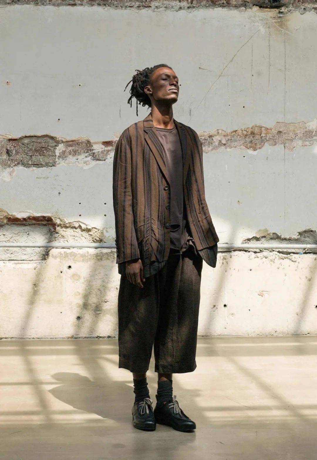 ziggy chen是设计师陈翔同名品牌,其作品深受新旧时代经典与东西方