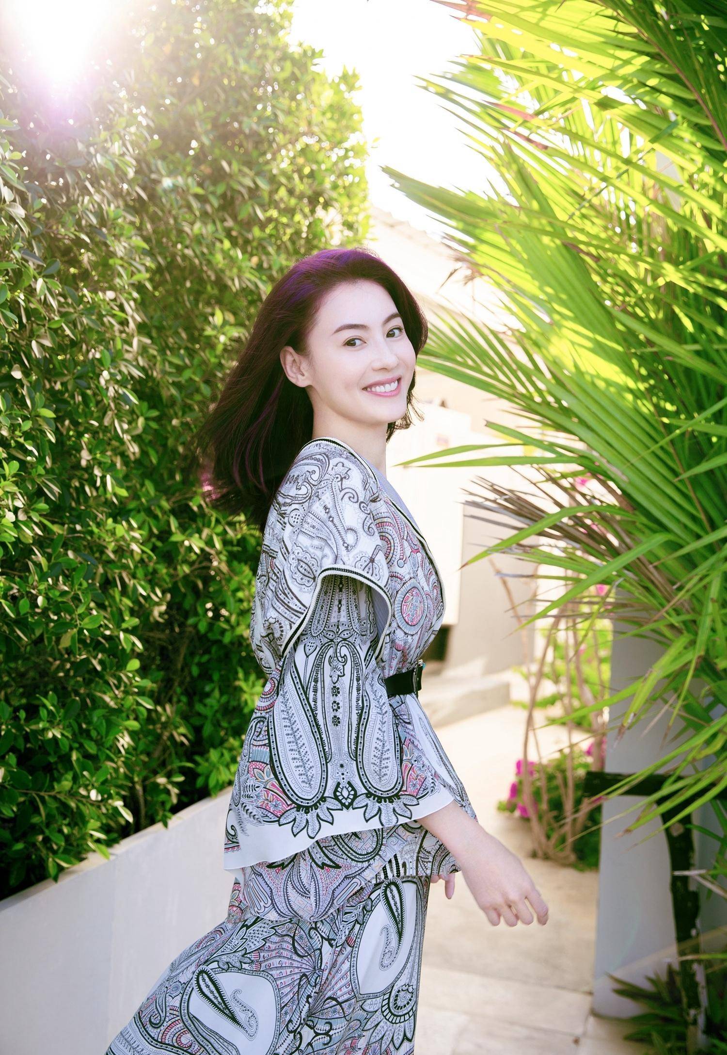 小林青霞的紫头发真洋气,配民族风印花长裙优雅迷人,39岁仍似少女