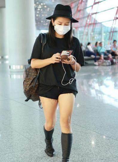 何洁这热裤也太紧了吧,大腿根的肉肉都勒出来了,看得人好尴尬啊_衣品