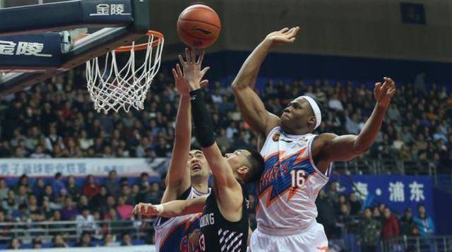 从能力上来看,亚布塞莱虽然并非顶尖的大外援,不过他的能力还是非常不