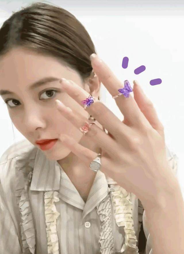 今年最流行元素你竟然还不知道,曾经被你嫌弃现在泫雅宣美抢着戴_蝴蝶