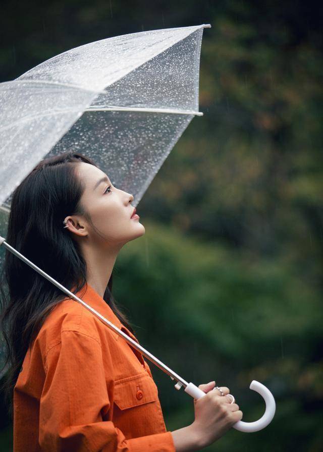 李沁,她成雨天里最美风景鞠婧祎这种气质,其实跟雪还有冬天很配,在