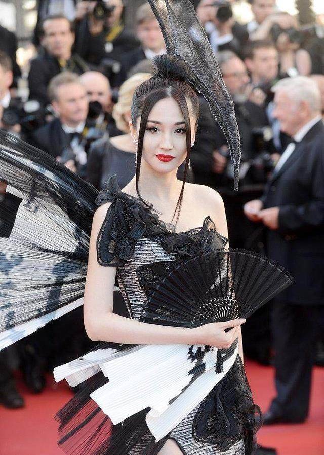 戛纳红毯,范冰冰失望,李宇春鞋丑炸,王珞丹太平,最后俩女星无法形容!