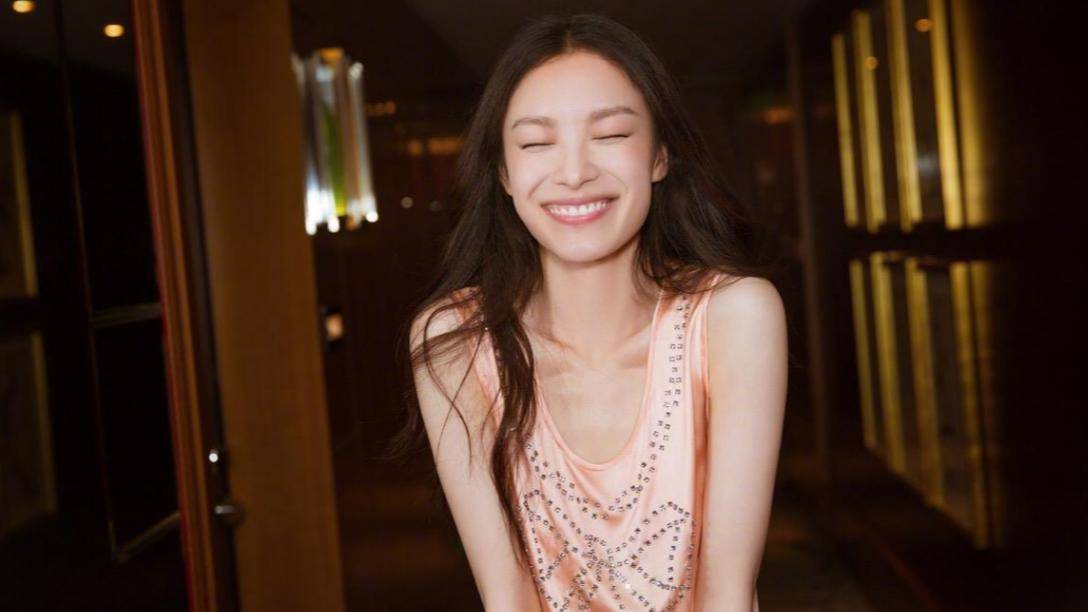 倪妮近照曝光,拍戏受伤左手被强制固定身上,状态引人担忧_演技_留言