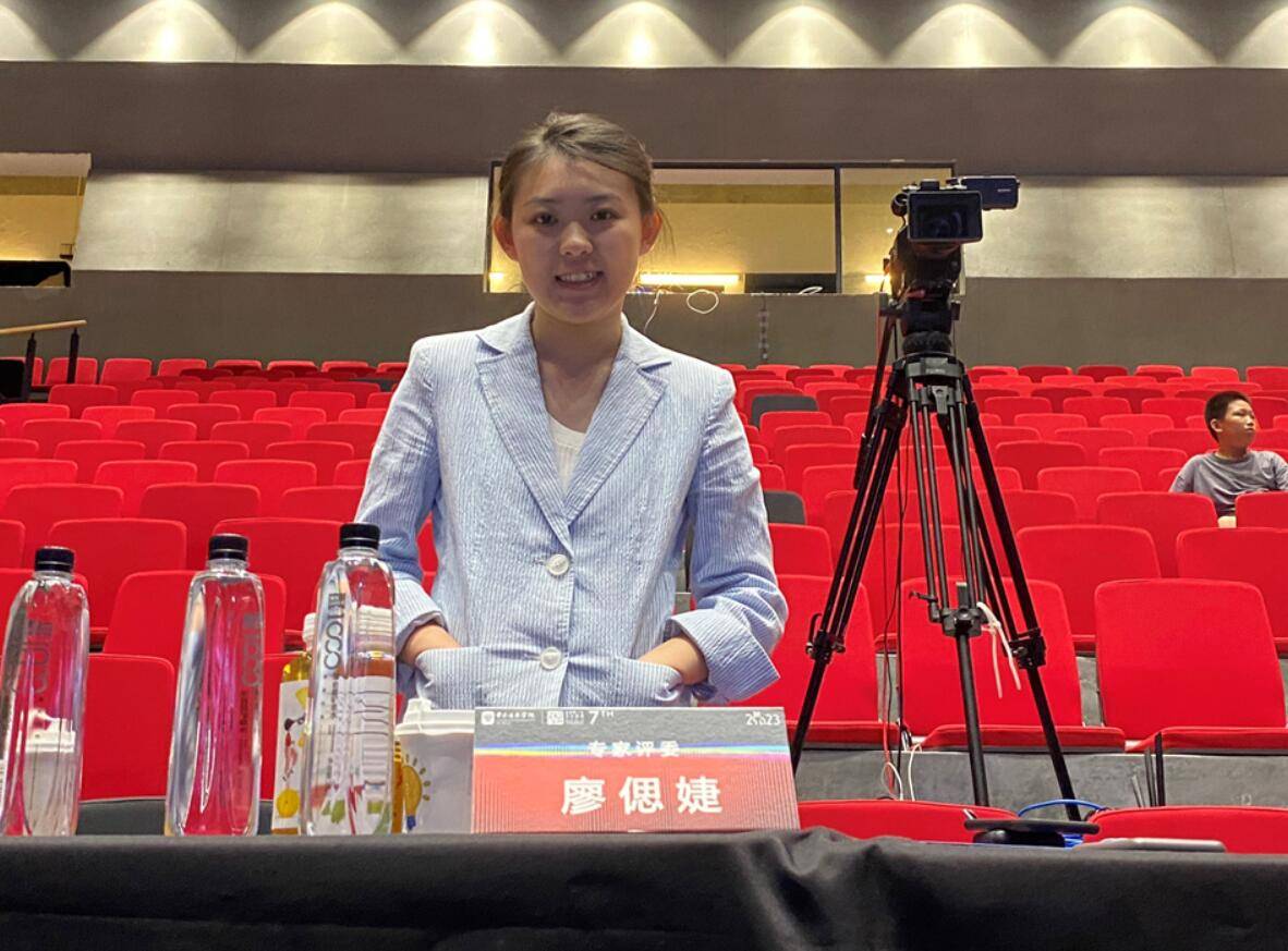 钢琴家廖偲婕与学姐吴霜"合体"助力公益演绎《不负光阴不负卿》_四川