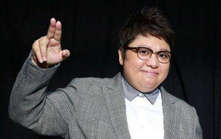 没错,韩红不管做歌手还是做慈善,都是这么real,她时而霸气,时而调皮