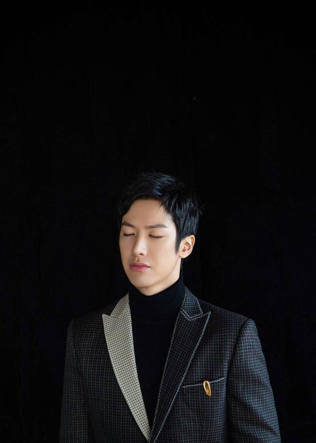 赖艺穿搭时髦有范儿,是男孩子喜欢的款!_西装_格子_风格