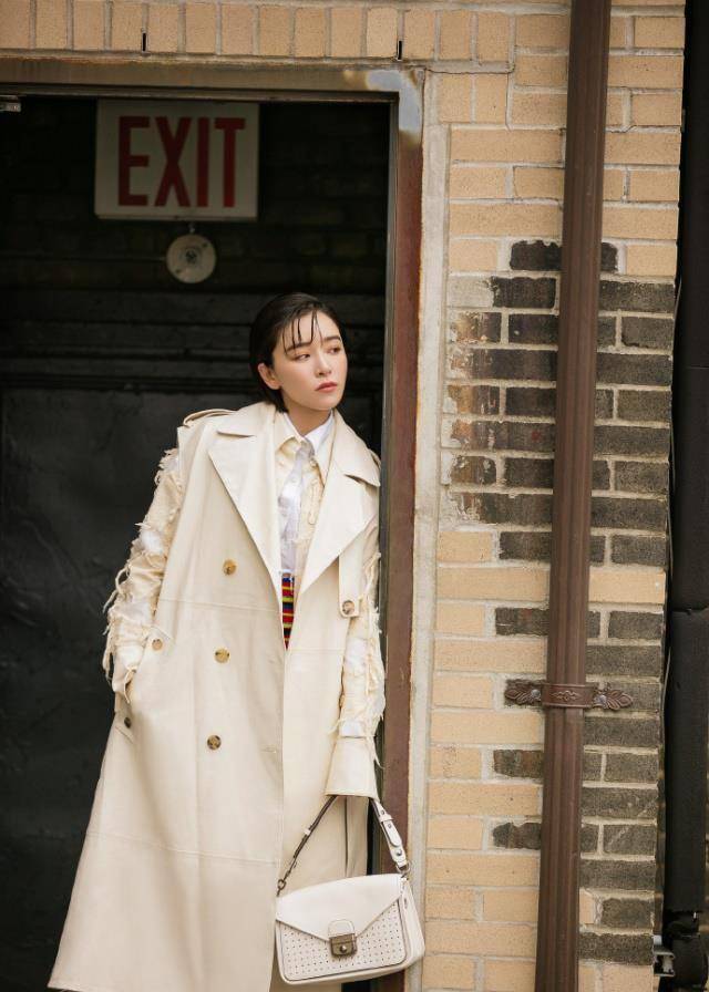 阚清子真会穿!各种穿搭尽显女性气质,简约不失高级感 _时尚_舞儿网