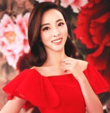 李思思厕所门口录影惹争议,俩助理跟随看呆小朋友,遇路人变脸色_视频