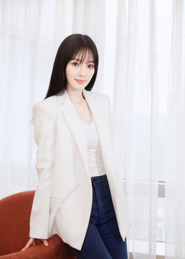 李小璐新代言签约,贾乃亮新综艺开播,夫妻二人比翼双飞各自精彩_主动