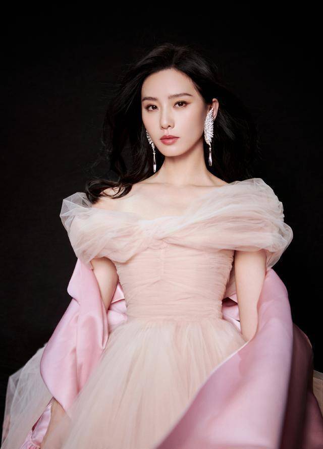 刘诗诗清冷温柔感写真,粉色抹胸长裙,绸缎披肩,诉说秋日絮语_耳环