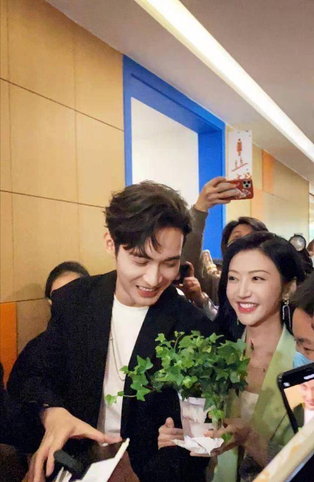 景甜挽手张彬彬扫楼,穿浅绿色的套装好清新,双眼紧闭._气质_风格_气息