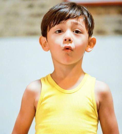 小时候的诺一混血气息比较中,但是因为刘烨的基因太强大,现如今相差