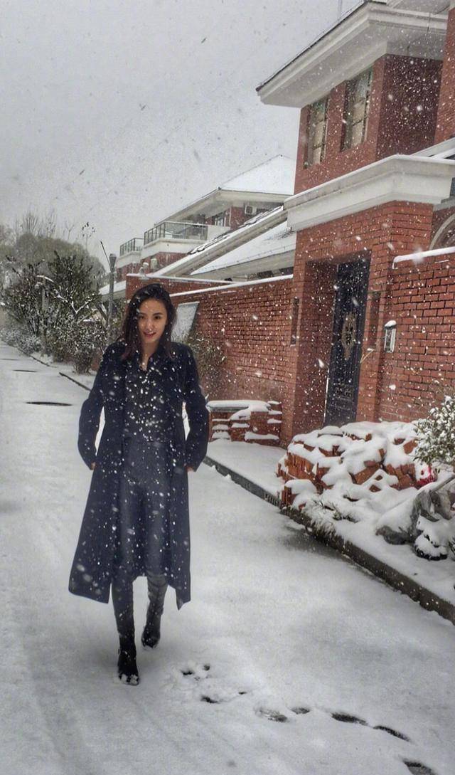 对女儿李嫣然绝好,而今李亚鹏上热搜却是因为恋情,虽然单身,但因为