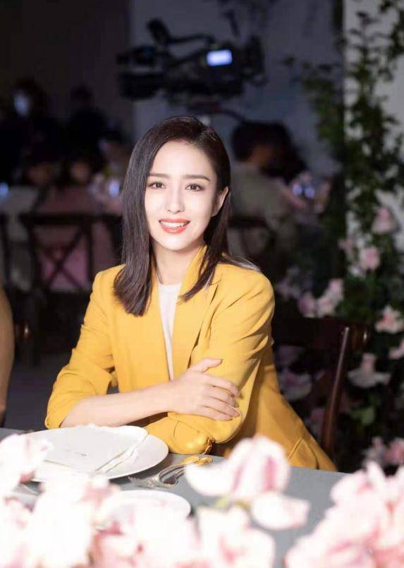 佟丽娅最新写真,编发头巾造型彰显独特,什么风格都能hold住!