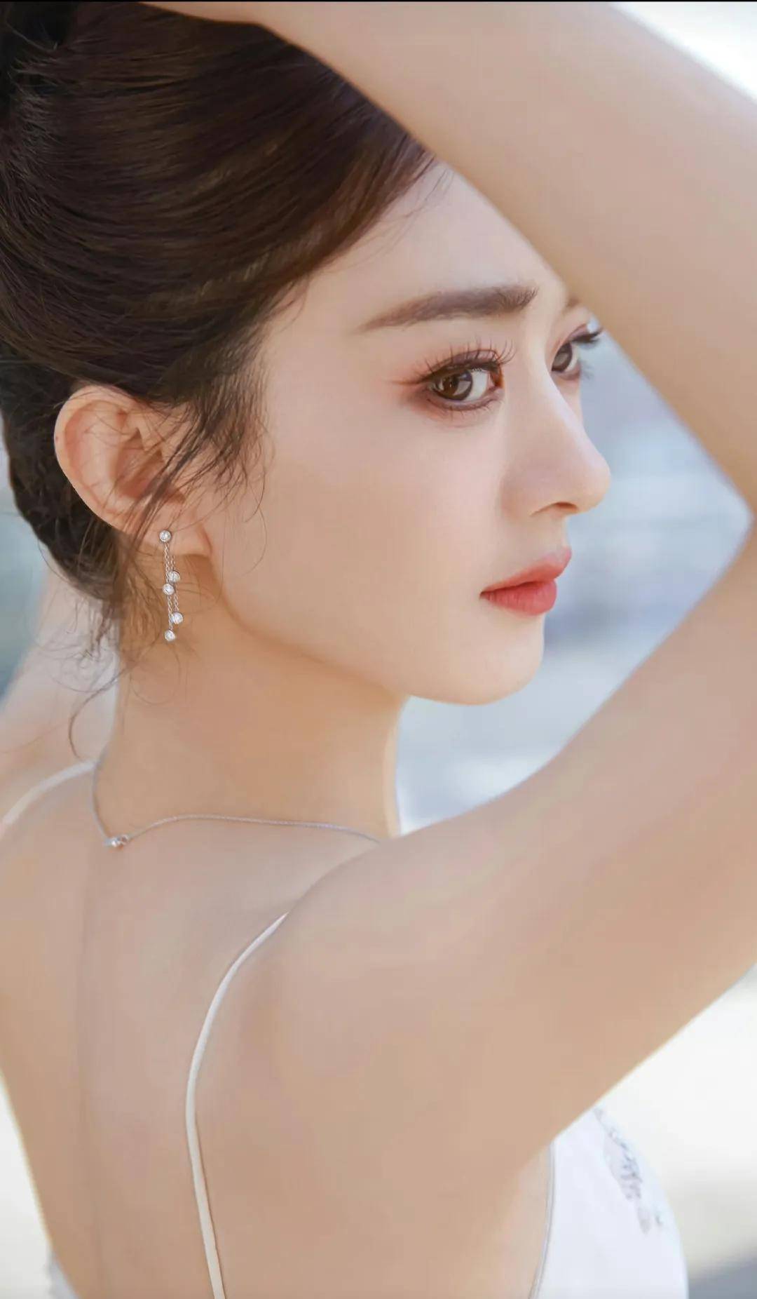 不过,赵丽颖在这组照片中以一种新的方式呈现了丸子头.