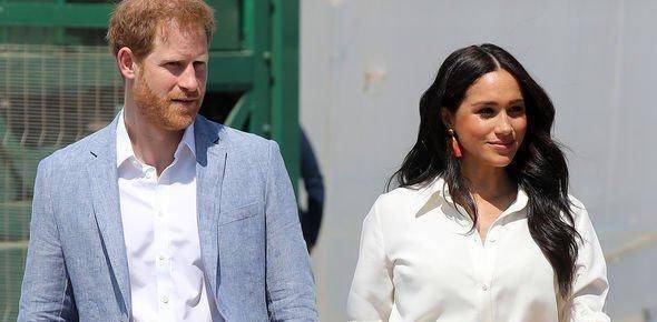 母亲是黑人,父亲是白人,作为一个1981年的中年黑人妇女,梅根·马克尔