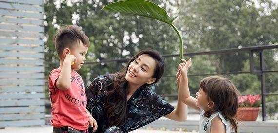 马雅舒儿子爱登颜值与气质兼具,网友直呼:最帅气的混血星二代!