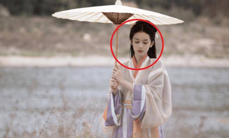 着伞,睁开了灵动诱人的双眼,迈开了自己的步伐,微微靠近撑伞那个方向