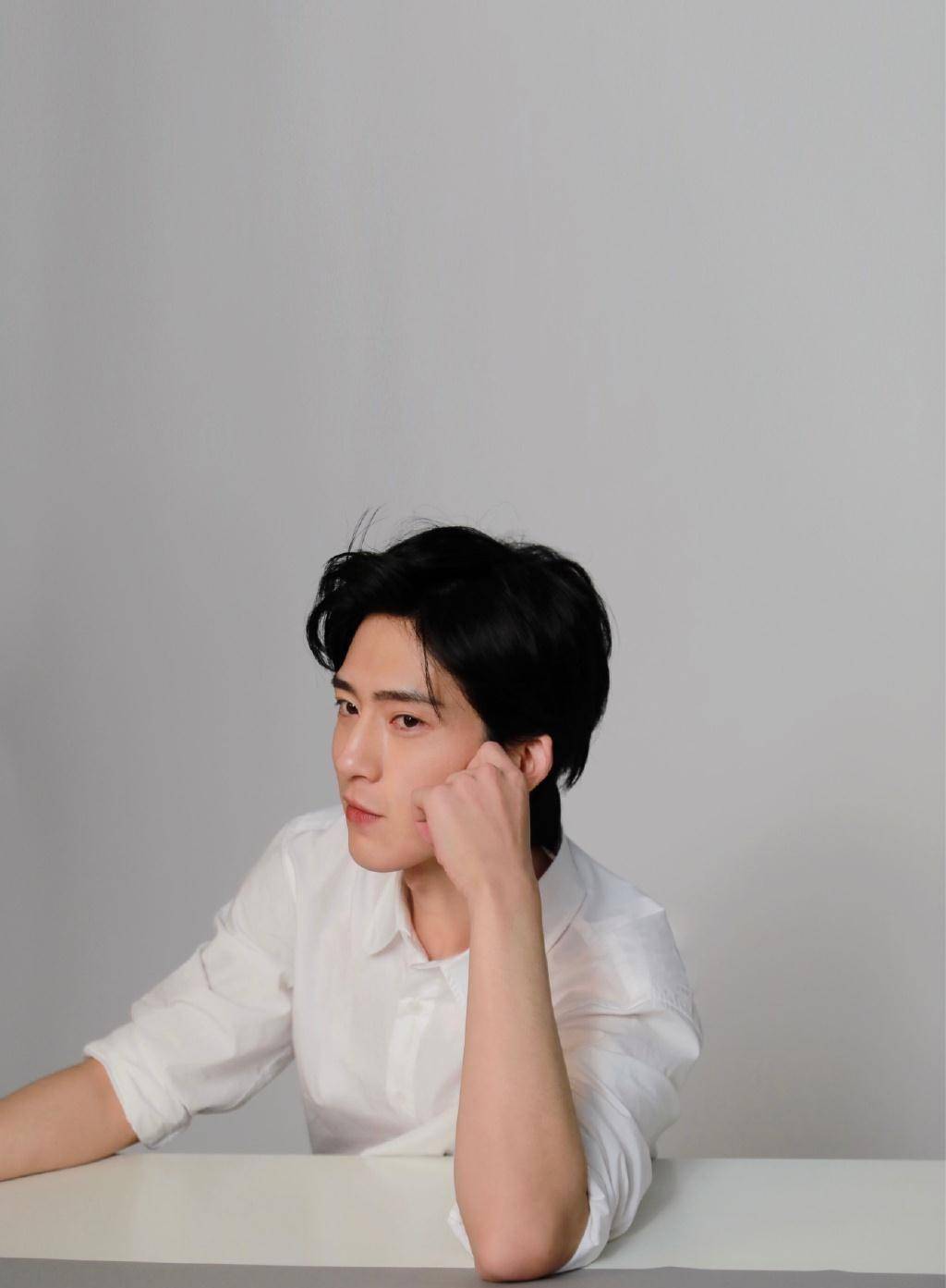 井柏然这少年感太强了,穿白色衬衫出镜,举手投足更像18岁少年_长裤