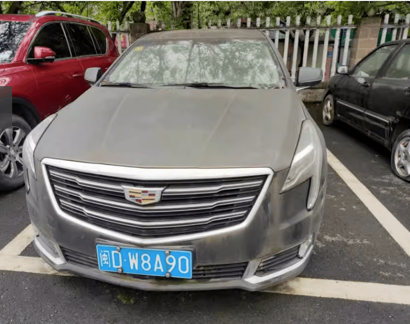 四川省泸州市一辆凯迪拉克牌汽车将以12万起拍,车牌为闽dw8a90_车辆