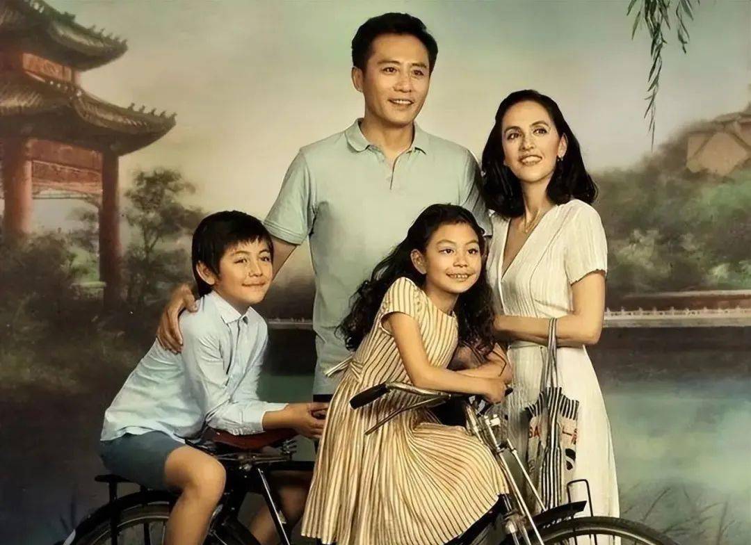诺依五官硬朗像忧郁王子,尼娜高挑长得像爸爸_妮娜_父亲_发布会