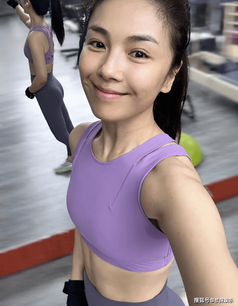 45岁刘涛晒素颜健身照,容貌身材零瑕疵,马甲线大长腿超养眼_运动_全身