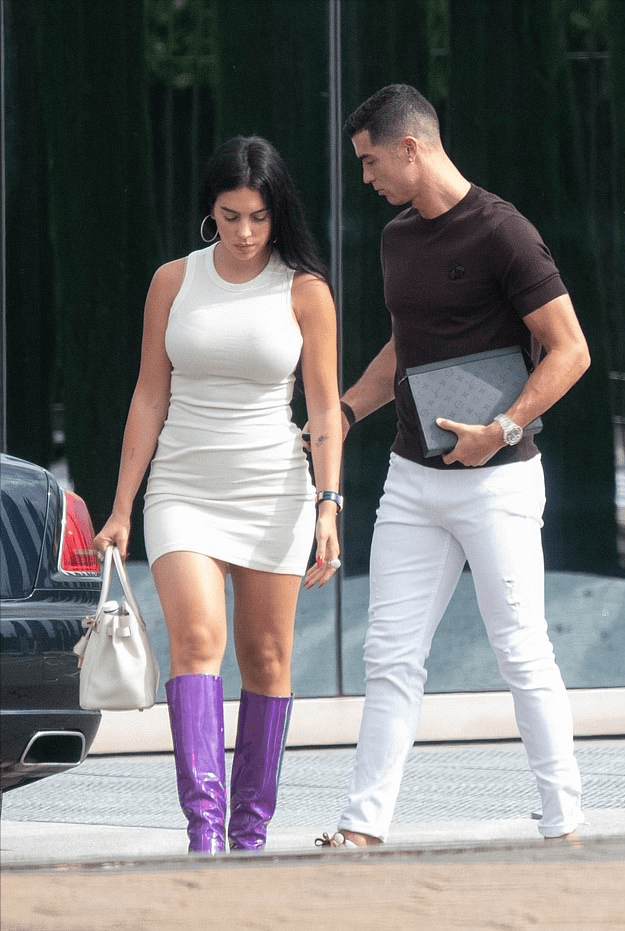 又换了身比基尼太性感,c罗晒黑不少_乔治娜_身材_度假