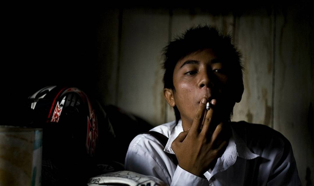 孩子,你抽烟的样子真的很难看_香烟_青少年_好奇心