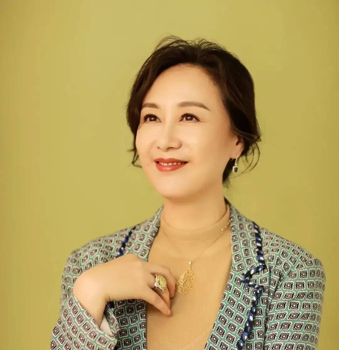 60岁吴玉芳自然老去,穿衣极简却高级有品位,越老反而越优雅_衣服_肤色