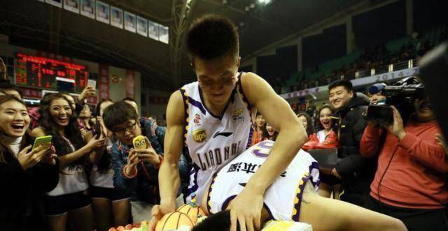 篮球新秀生日夜遭全队恶搞,贺天举当年也这么伤的_蛋糕_队友_深圳队