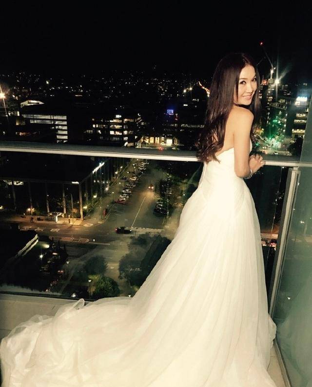 温碧霞身穿一袭白色婚纱出席某活动网友:不老女神,难猜年龄_少女_保养