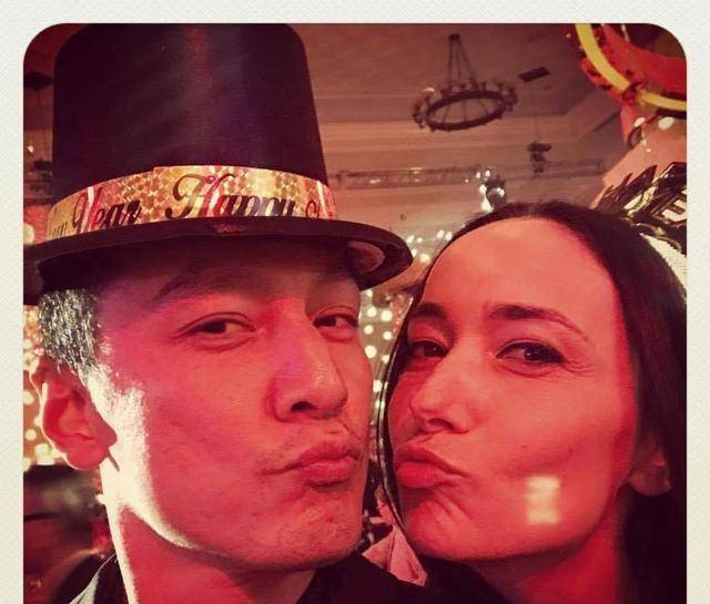吴彦祖晒结婚照庆祝结婚十一周年,表白爱妻,去年的梗再次被提_演出