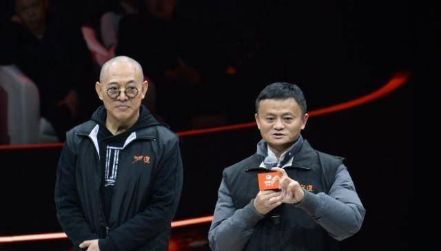李连杰近照卷发造型超年轻,和马云强强联手做教育_鲁豫_面容_样子