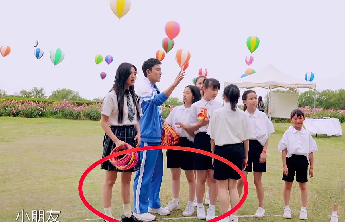 邀请很多初中生加入,需要嘉宾找到各自的小伙伴,杨超越当天就穿着校服