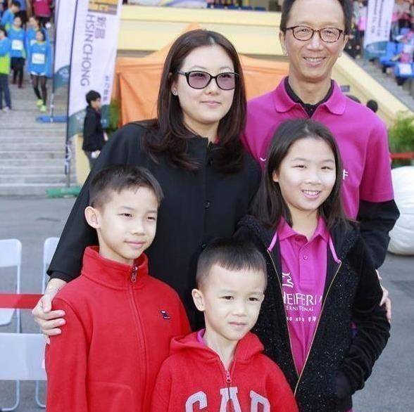 昔日跳水皇后伏明霞,如今发福当阔太,64岁老公背景这么强大?