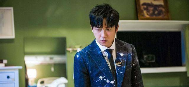 潘粤明以身示范夏季防晒的必要性,进组十天变成"潘粤暗"!