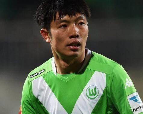 大半个赛季除了跟队训练做板凳席,张稀哲就是代表狼堡队出席赞助商的