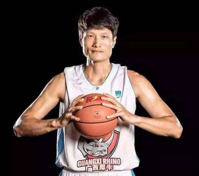 频繁现身野球场捞金,易建联前队友季乐的出场费有多少呢?