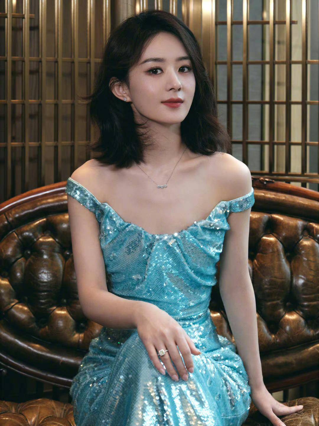 赵丽颖一组时尚造型图,身穿一袭人鱼公主蓝色亮片裙,搭配温婉短发
