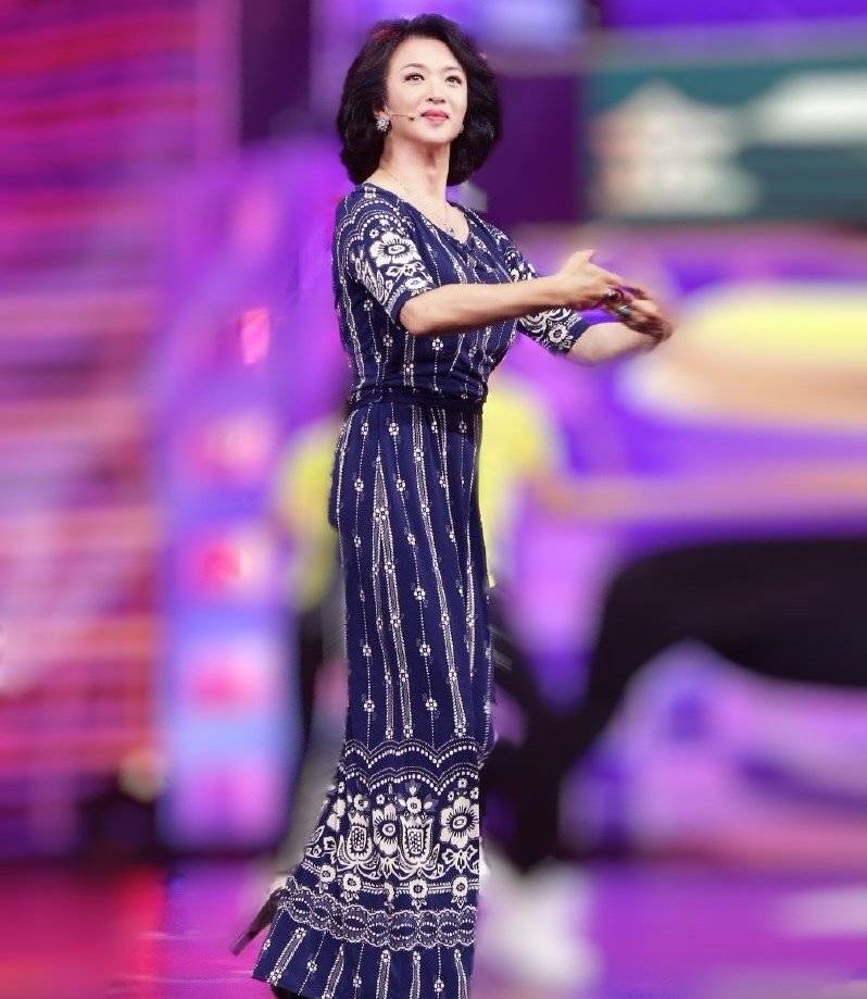 金星的妈妈韩颖:儿子变女儿,扛过了流言蜚语,如今一家其乐融融_舞蹈